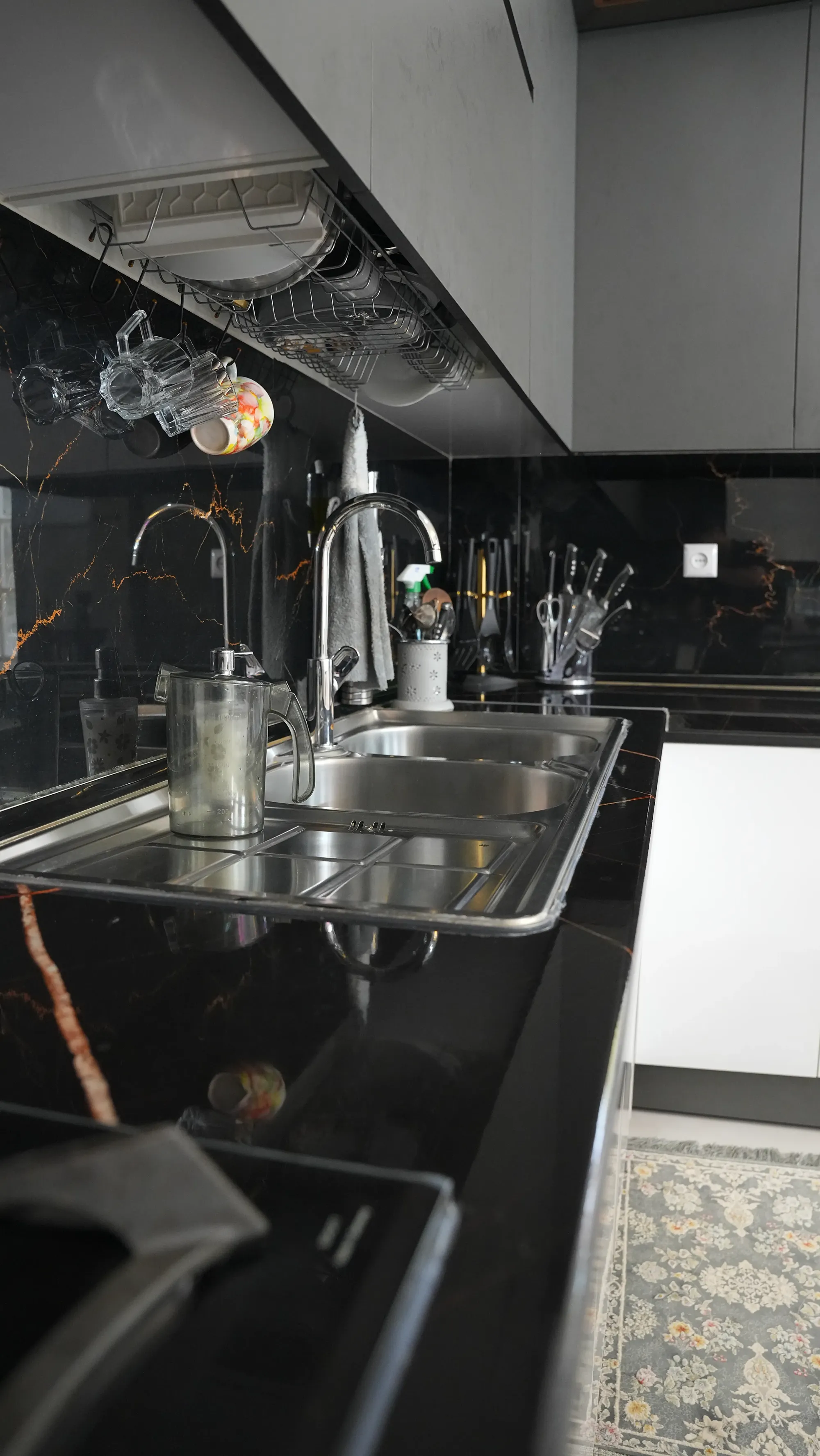اجرای بین کابینتی ماربل شیت مشکی در نیشابور | ساختار شکن