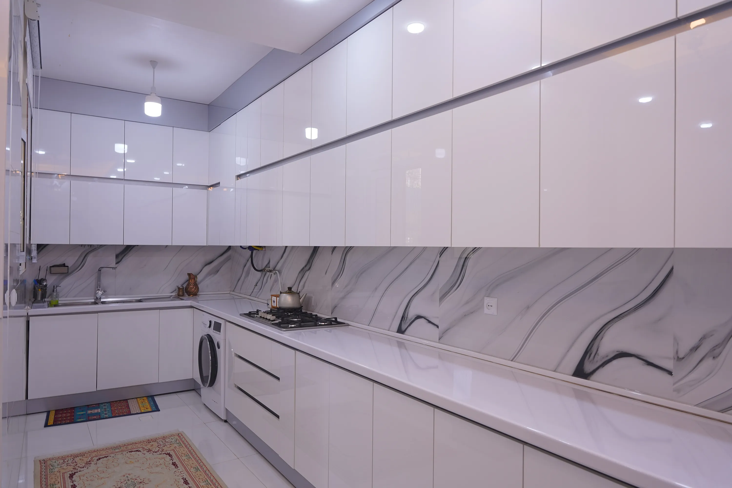 اجرای کابینت های‌گلاس سفید مدرن در نیشابور | دکوراسیون ساختار شکن