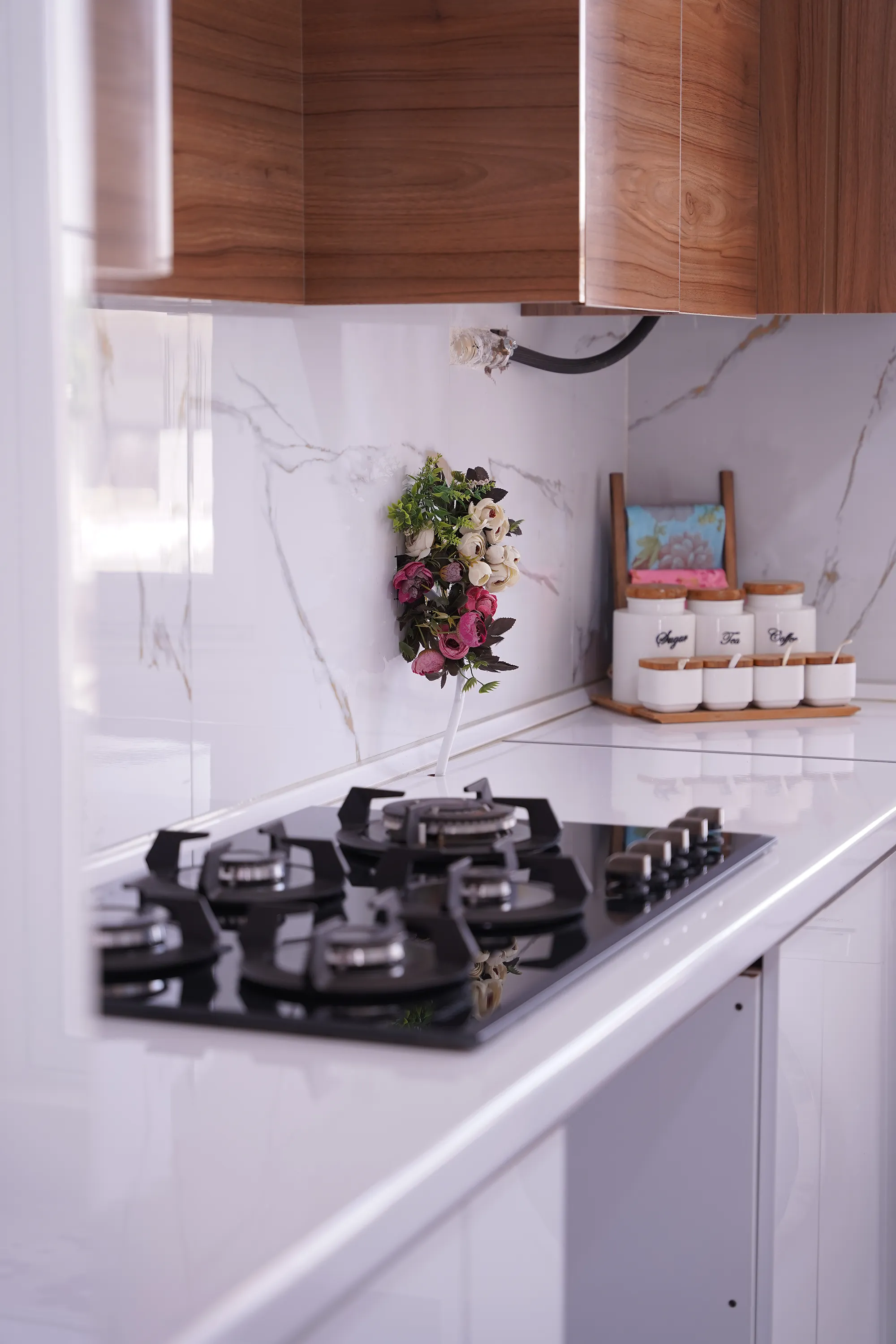 اجرای کابینت مدرن طرح چوب و سفید در نیشابور | دکوراسیون ساختار شکن